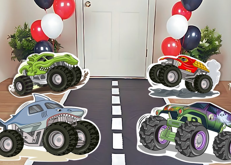 Op de afbeelding: Vier monstertruck-uitknipsels met verschillende ontwerpen. De trucks zijn groen, rood, blauw en groen met een haai, alligator, spook en schedelontwerp. De trucks staan op een grijze achtergrond met een witte weg.