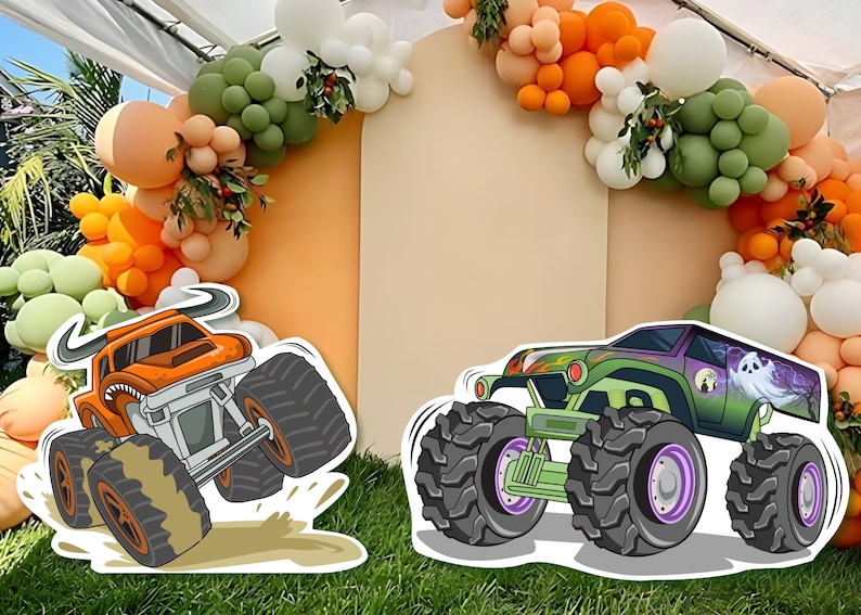 Op de afbeelding: Twee cartoon monstertrucks, een oranje en een groene, met grote wielen en een spookgrafiek op de groene truck. De trucks staan voor een achtergrond van oranje, beige en witte ballonnen.