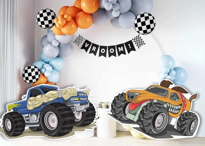 Op de afbeelding: Twee cartoon monstertruck-uitknipsels, een blauwe met gele accenten en een oranje met bruine accenten. Beide trucks hebben grote banden en een tandenrij. De trucks staan voor een witte muur met een zwart-wit geblokte ballonboog en een zwart spandoek met de tekst "VROOM!"