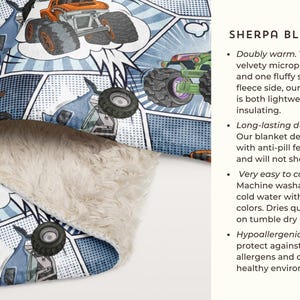 Puede incluir: Una manta de sherpa suave y mullida con un estampado de c&oacute;mic azul y blanco con camiones monstruo. La manta se describe como doblemente c&aacute;lida, duradera e hipoalerg&eacute;nica.