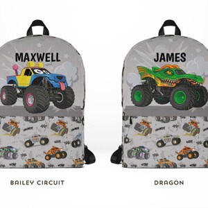 Może przedstawiać: Dwa szare plecaki z czarnymi paskami. Jeden ma niebiesko-ż&oacute;łty monster truck z napisem "MAXWELL" nad nim. Drugi ma zielonego monster trucka z napisem "JAMES". Oba mają wz&oacute;r monster truck&oacute;w na dole.