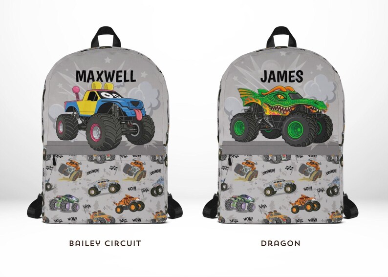 Może przedstawiać: Dwa szare plecaki z czarnymi paskami. Jeden ma niebiesko-ż&oacute;łty monster truck z napisem "MAXWELL" nad nim. Drugi ma zielonego monster trucka z napisem "JAMES". Oba mają wz&oacute;r monster truck&oacute;w na dole.