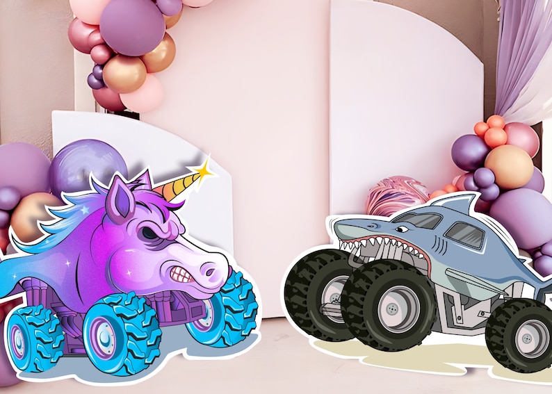 Op de afbeelding: Een paarse eenhoorn monstertruck met blauwe wielen en een gele hoorn, en een blauwe haai monstertruck met zwarte wielen. Beide trucks zijn in cartoon-stijl en hebben een witte achtergrond.