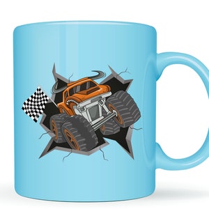 Pu&ograve; includere: Una tazza in ceramica blu chiaro con un camioncino monster di cartone animato che rompe un muro screpolato. Il camioncino &egrave; arancione e nero con una bandiera a scacchi dietro.