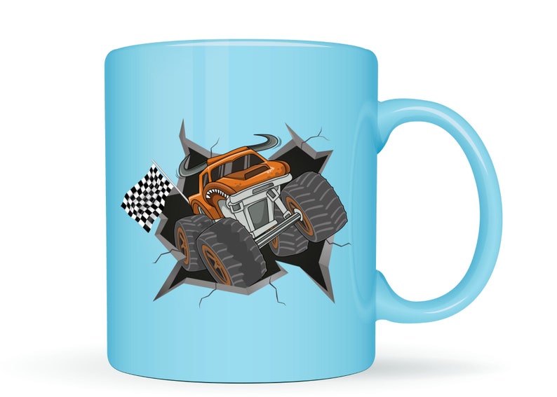 Pu&ograve; includere: Una tazza in ceramica blu chiaro con un camioncino monster di cartone animato che rompe un muro screpolato. Il camioncino &egrave; arancione e nero con una bandiera a scacchi dietro.