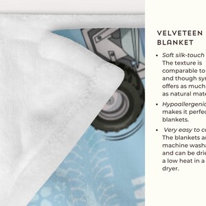 Pu&ograve; includere: Una coperta in minky di velluto bianco con una stampa blu e bianca di un camion giocattolo. Il testo "VELVETEEN MINKY BLANKET" &egrave; stampato sul lato destro dell'immagine. La coperta &egrave; morbida, ipoallergenica e lavabile in lavatrice.