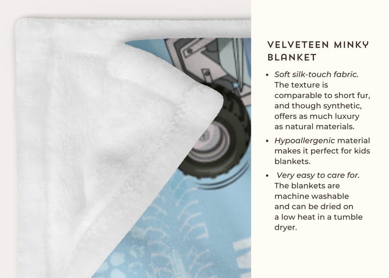 Pu&ograve; includere: Una coperta in minky di velluto bianco con una stampa blu e bianca di un camion giocattolo. Il testo "VELVETEEN MINKY BLANKET" &egrave; stampato sul lato destro dell'immagine. La coperta &egrave; morbida, ipoallergenica e lavabile in lavatrice.