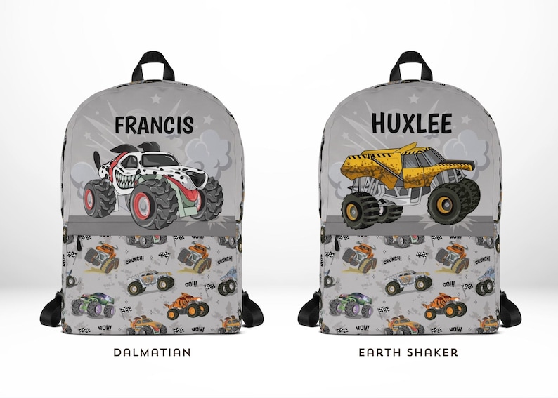 Może przedstawiać: Dwa szare plecaki z czarnymi paskami. Jeden ma wz&oacute;r monster trucka dalmatyńczyka z napisem "FRANCIS" powyżej. Drugi ma wz&oacute;r monster trucka Earth Shaker z napisem "HUXLEE". Oba mają powtarzający się wz&oacute;r monster trucka.