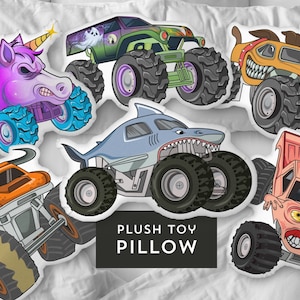 Può includere: Un set di cuscini di peluche a forma di monster truck. I cuscini presentano una varietà di design, tra cui un unicorno, uno squalo, un monster truck con un fantasma, un monster truck con un muso di cane, un monster truck con un viso umano e un monster truck con un cassone. I cuscini sono tutti colorati e hanno ruote grandi.