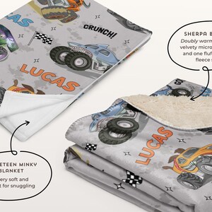 Op de afbeelding: Een grijze en witte sherpa-deken met een monstertruck-ontwerp. De deken heeft een blauwe monstertruck met de woorden "Crunch!" en "Lucas" erop gedrukt. De deken is gemaakt van zacht, pluche materiaal en perfect om in te kruipen.