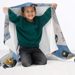 Personalisierte Monster Trucks Decke, Weihnachtsgeschenk, Jungenzimmer Dekor, Minky Decke, benutzerdefinierte Monster Jam Decke Bild 2