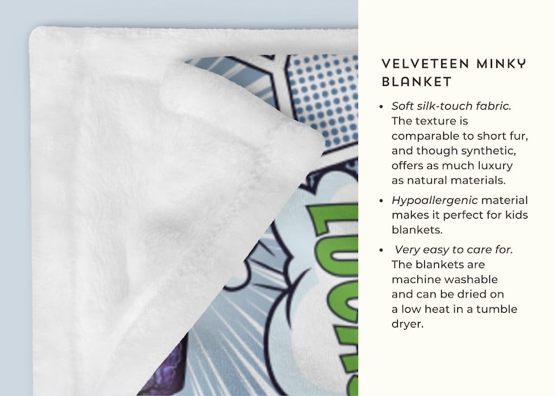 Puede incluir: Una manta de minky blanca, suave y aterciopelada, con un estampado de estilo c&oacute;mic que presenta la palabra "LUCK" en letras verdes. La manta est&aacute; doblada para mostrar la textura suave.