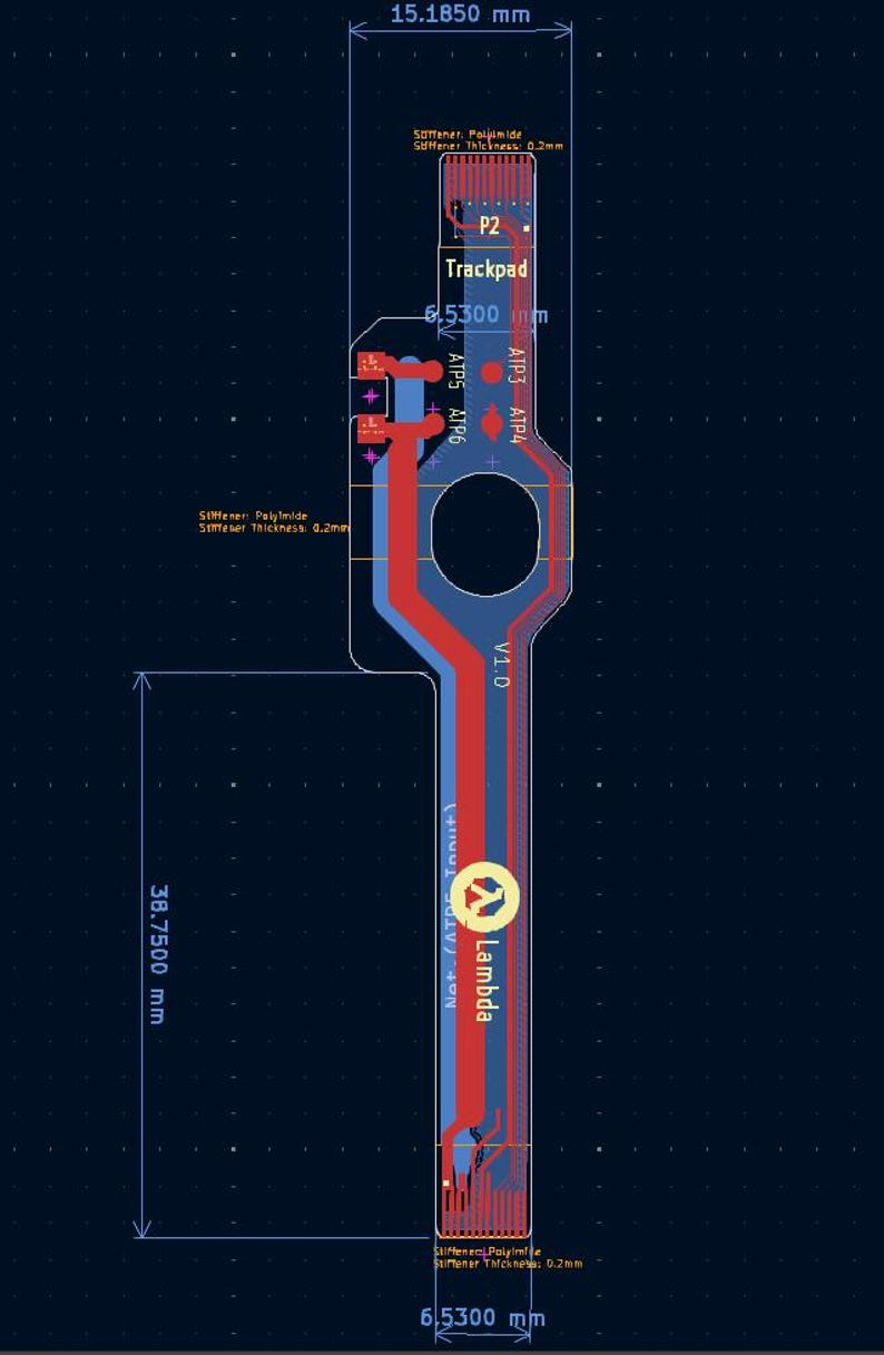 Op de afbeelding: Een schema van een printplaat met rode en blauwe paden, met tekstlabels zoals "Trackpad" en "Lambda". Afmetingen in millimeters: 15,1850 mm, 38,7500 mm en 6,5300 mm. De achtergrond is donkerblauw.