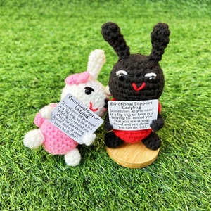 Adorable coccinelle au crochet, coccinelle de soutien émotionnel, animal fait main au crochet, cadeau de fête des mères, décoration de bureau, table de bureau, cadeau pour couple