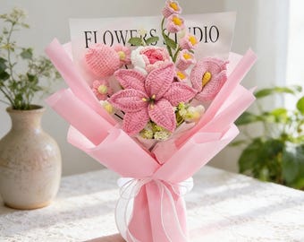 ハンドメイドのピンクと黄色のかぎ針編みの花束：編み物のユリ、バラ