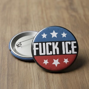 Puede incluir: Un botón redondo con el texto "FUCK ICE" en letras blancas en negrita. La mitad superior es azul con estrellas blancas, y la mitad inferior es roja con estrellas blancas. Se ve otro componente del botón.
