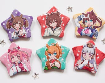 Könnte beinhalten: Sechs sternförmige Anime-Charakter-Anstecknadeln in verschiedenen Farben. Jede Anstecknadel zeigt eine andere Charakterillustration. Die Anstecknadeln sind lila, rot, gelb, rosa, türkis und rot. Kleine sternförmige Verzierungen sind um die Anstecknadeln verstreut.