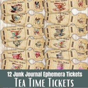 Può includere: Una collezione di 12 biglietti effimeri "Tea Time Ticket" in stile vintage. Ogni biglietto presenta un'illustrazione unica di tazze da tè, teiere e motivi floreali, con il testo "ADMIT ONE" e un numero di serie. È presente anche il testo "12 Junk Journal Ephemera Tickets TEA TIME TICKETS".