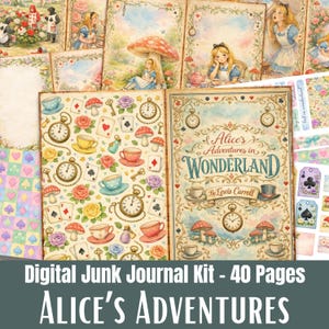 Pode incluir: Um kit de diário digital com ilustrações de "Alice no País das Maravilhas". O kit inclui páginas com relógios, xícaras de chá, cartas de baralho e Alice. A capa diz "Alice's Adventures in Wonderland" de Lewis Carroll. O texto na parte inferior diz "Digital Junk Journal Kit - 40 Pages ALICE'S ADVENTURES."
