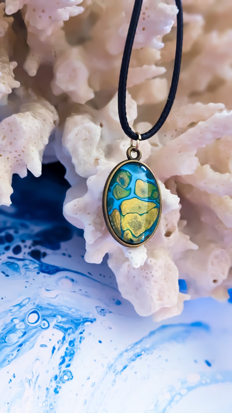 turtle-shell-necklace-fluid-art-necklace-acrylic-paint-necklace