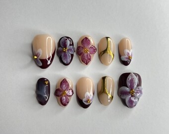 Uñas postizas con flores 3D: Uñas florales cromadas en morado y dorado