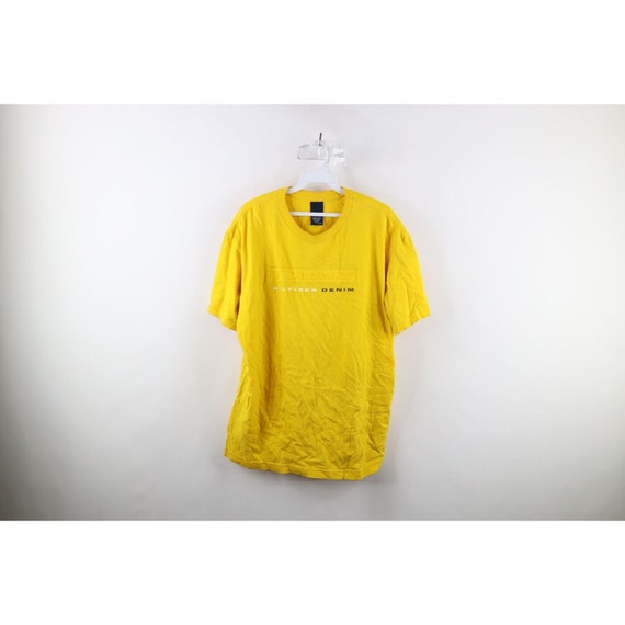 90s Tommy Hilfiger Hombres Medium Thrashed Spell Out Box Logo Camiseta Amarilla Vintage Tommy Hilfiger Camiseta Camiseta Vintage para Hombre Tommy