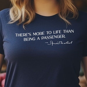 Hay más en la vida que simplemente ser un pasajero: camiseta unisex de Amelia Earhart, camiseta de piloto, camiseta de aviación, regalos para pilotos,