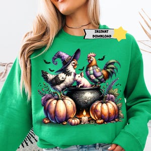 Op de afbeelding: Een groene sweatshirt met een Halloween-ontwerp. De afbeelding toont een kip met een heksenhoed, een haan, een varken, pompoenen en een ketel. De woorden "INSTANT DOWNLOAD" zijn ook zichtbaar.