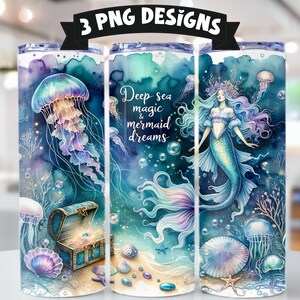 Puede incluir: Tres diseños de acuarela para un vaso con una sirena con una corona, un cofre del tesoro y una medusa. El fondo es una acuarela azul y morada con el texto "Magia del mar profundo y sueños de sirena".