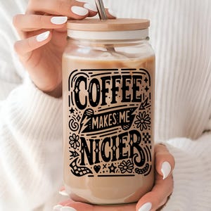 Coffee Makes Me Nicer PNG、皮肉なレトロデザインのデジタルダウンロード