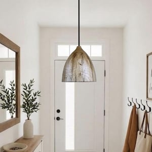 Peut inclure: Une entrée lumineuse et accueillante avec une palette de couleurs neutres. Elle comprend une console en bois avec des paniers, un banc avec des crochets et un tapis à motifs. Un miroir encadré de bois et un luminaire décoratif complètent l'espace.
