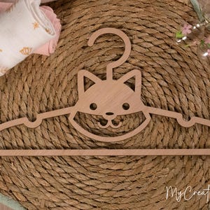 Cintre en bois pour vêtements de bébé renard - fait main, durable et parfait comme cadeau de maternité