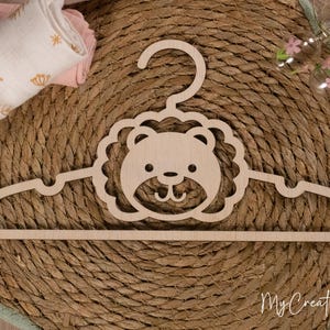 Cintre bébé lion - Cintre en bois pour chambre de bébé | Cadeau de maternité original
