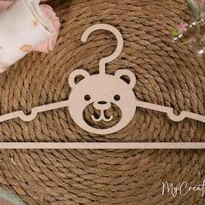 Cintre en bois motif ours pour bébé | Fait main et mignon