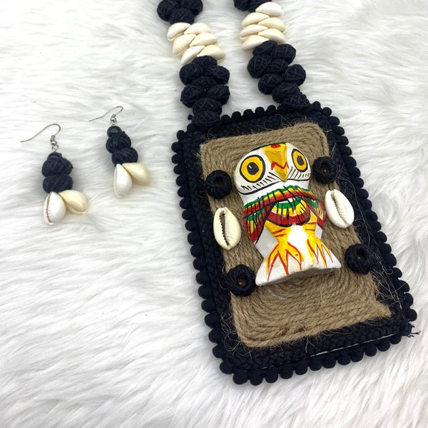 Tissu artisanal à base de jute Collier de cauris tribal indien design hibou collier noir pompon en fil de coton.