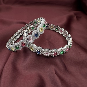 Pulseira multicolorida de amor e beijos da Quirky Fashions | Joias indianas | Roupas de casamento | Feito à mão | Pulseira de mão | pulseira kada | Presentes femininos