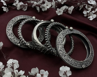 Conjunto de brazaletes de plata oxidada – Brazaletes tribales con apertura de rosca, talla 2.6 – Quirky Fashions