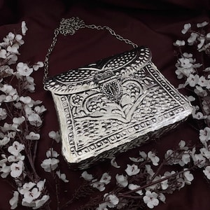 Quirky Fashions: Deutsche Silbermetall Hand Clutch mit handgraviertem Blumenmuster und Samt Innenausstattung | Vintage Taschen | Schatzkästchen