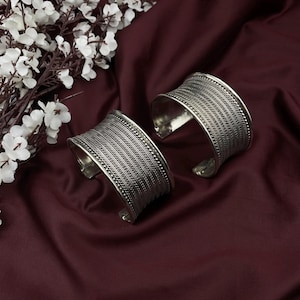 Frauen Handstulpe Handgefertigte oxidiertes Silber breit Armreif von Quirky Fashions