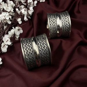 Frauen Handstulpe Handgefertigte oxidiertes Silber breit Armreif von Quirky Fashions