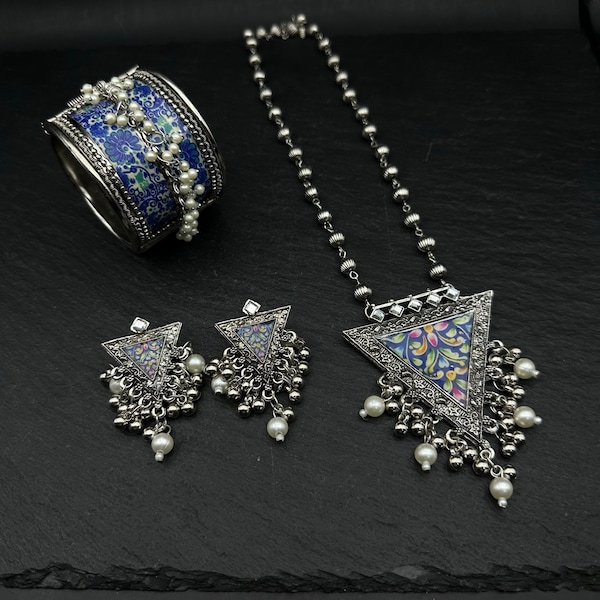 Skurriles, modisches Banjara-Halsketten-Kombinationsset aus oxidiertem Silber mit Armreif und Ohrringen, Hochzeitsmode aus der neuen Sommerkollektion