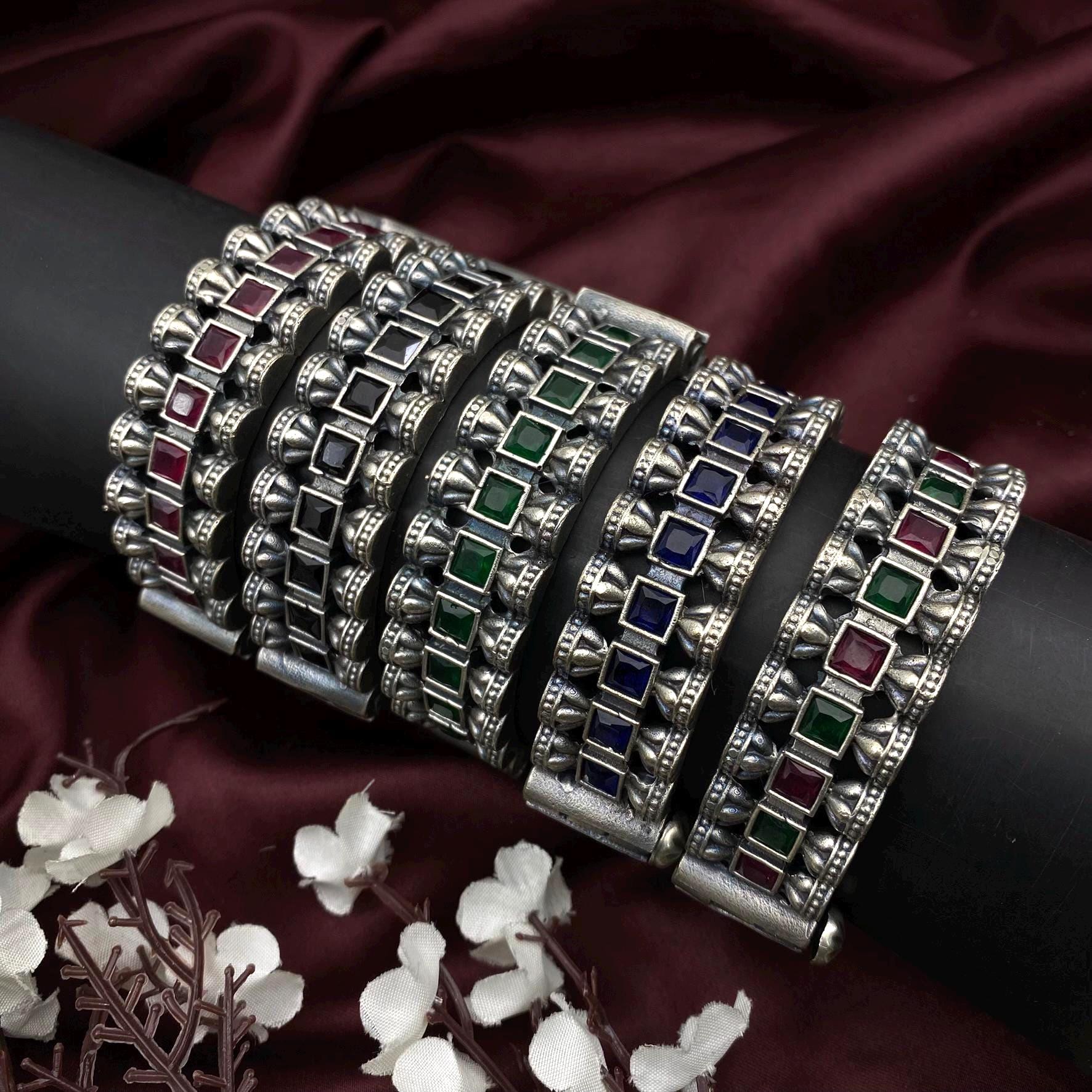 石製バングルセット 6個入り　赤　青　緑 酸化銀バングルセット：赤、緑、青の石をあしらった伝統的なインドの