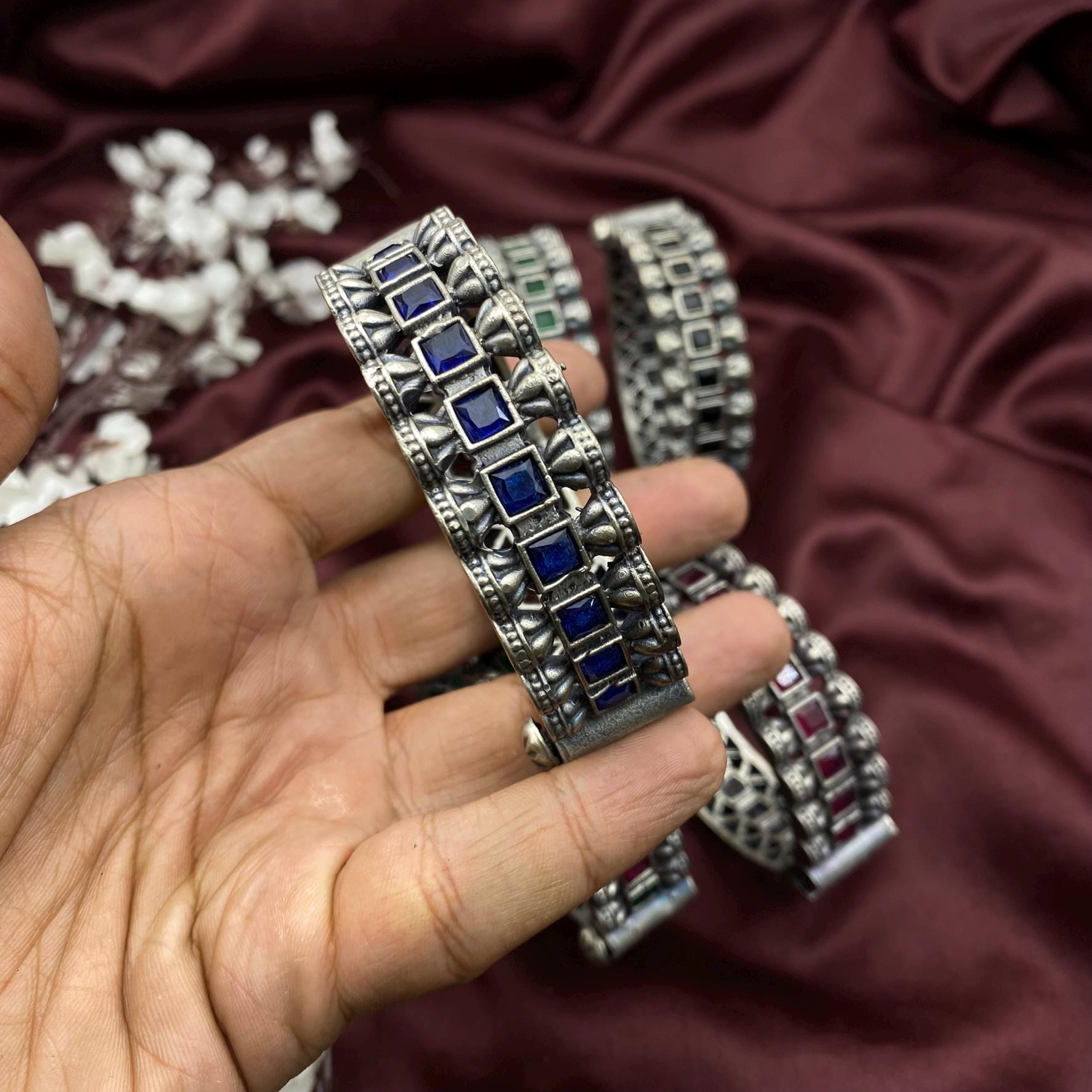 酸化銀バングルセット：赤、緑、青の石をあしらった伝統的なインドの