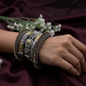 Zestaw oksydowanych, dwukolorowych bransolet z kolcami | Indyjska biżuteria etniczna Kada