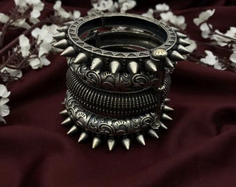Conjunto de brazaletes Kada de plata oxidada: joyería étnica tribal india