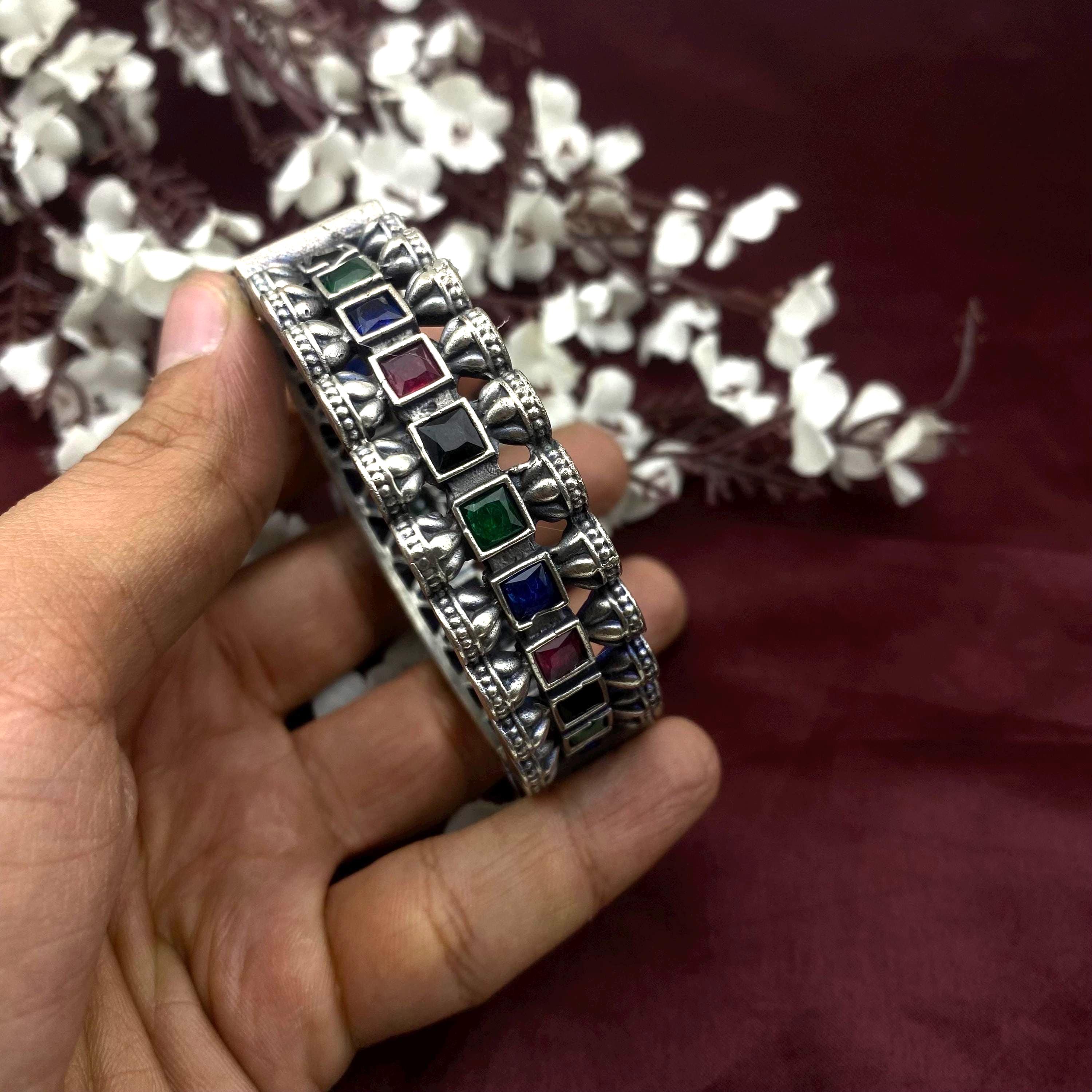 酸化銀バングルセット：赤、緑、青の石をあしらった伝統的なインドの