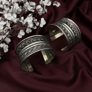 Handgefertigte Gehämmerte Silber Armreifen - Statement Schmuck aus oxidiertem Metall