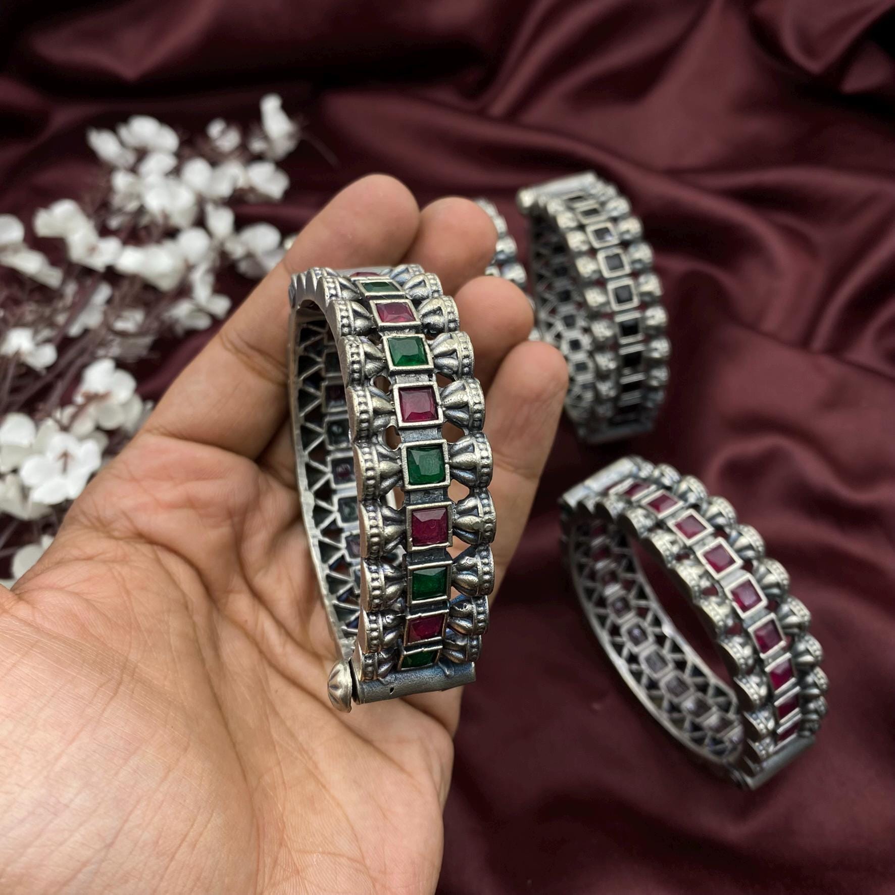 酸化銀バングルセット：赤、緑、青の石をあしらった伝統的なインドの