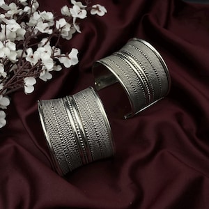 Frauen Handstulpe Handgefertigte oxidiertes Silber breit Armreif von Quirky Fashions