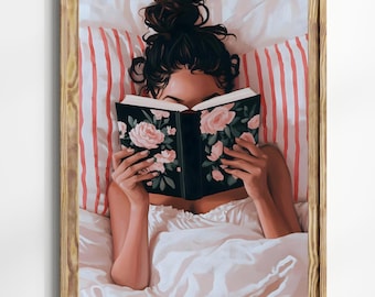 Puede incluir: Una mujer con el pelo oscuro recogido en un moño está tumbada en la cama leyendo un libro negro con flores rosas en la portada. La cama tiene sábanas blancas y una almohada a rayas rojas y blancas.